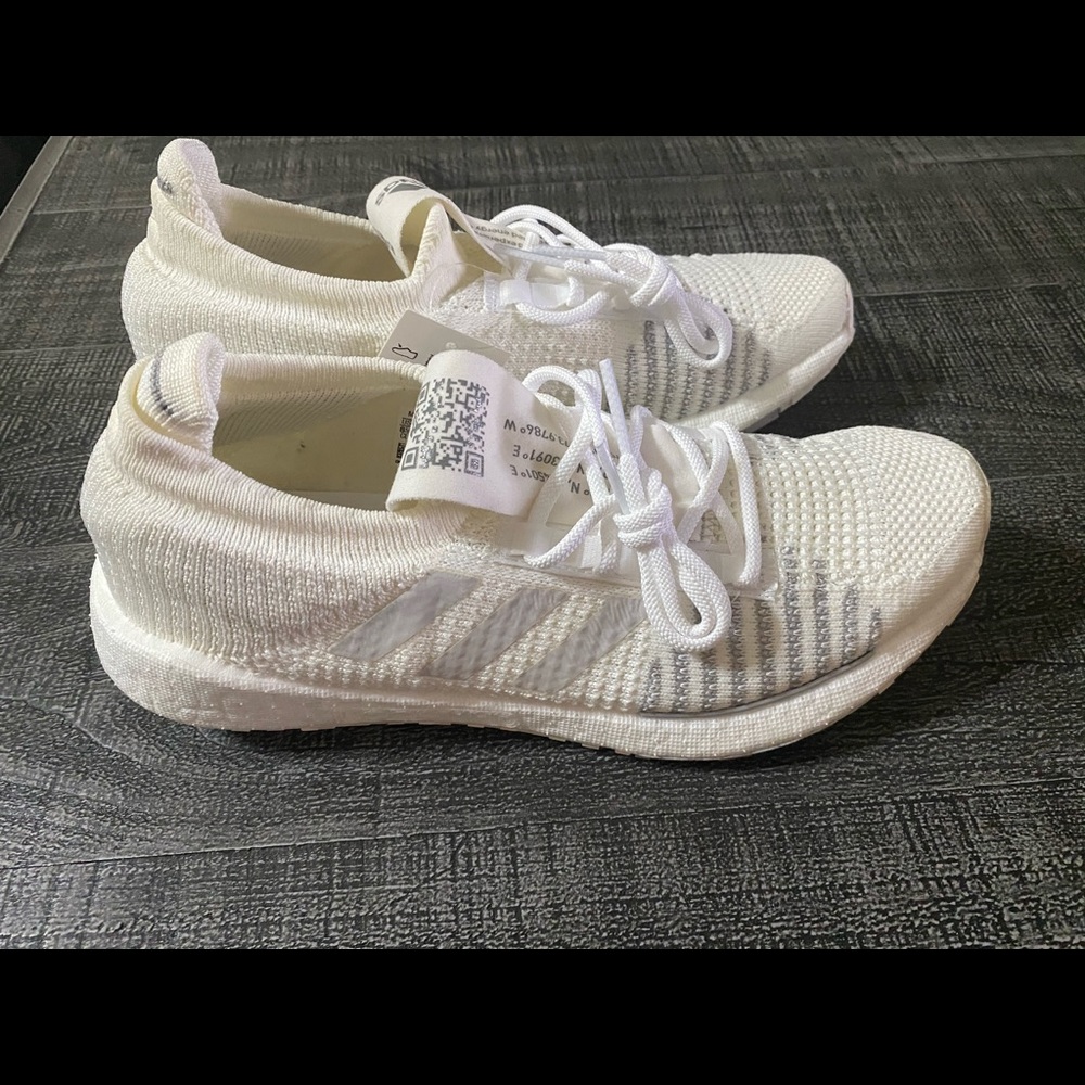 WOMENS 8 1/2 PULSE BOOST HD ADIDAS RUNNING SHOES